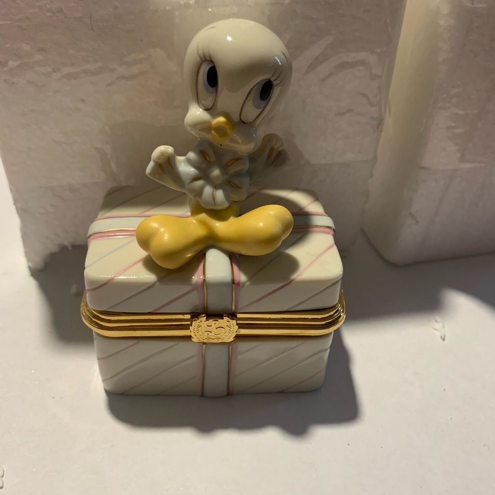 Lenox Wrapped with Love by Tweety trinket box looney tunes .